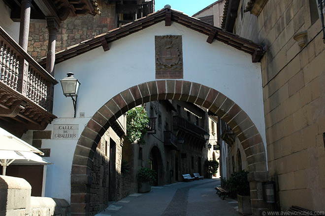 Arch in Calle de Caballeros, Poble Espanyol