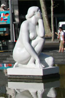 La Deessa o l'Enigma, Plaça de Catalunya