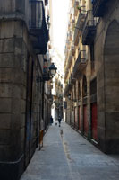 Smal straatje in de gotische wijk van Barcelona