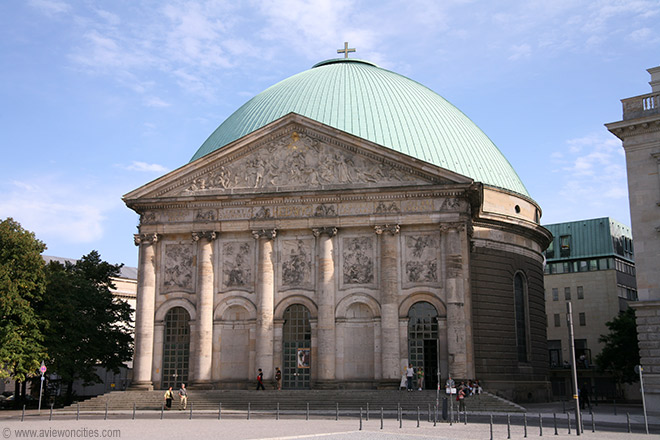 St.-Hedwigs-Kathedrale, Bebelplatz