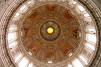 La décoration intérieure de la coupole de la cathédrale de Berlin