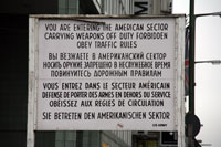 Panneau de signalisation à Checkpoint Charlie, Berlin