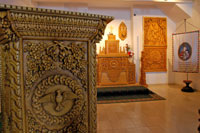 Kapelle mit geschnitzten Altar in der Höhlenkirche in Budapest