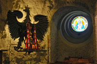 Polnischer Adler in der Höhlenkirche, Budapest