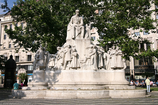 Statute of Mihály Vörösmarty surrounded by townspeople