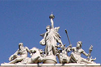 Skulptur am Dach des Ostbahnhofs in Budapest