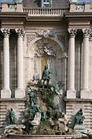 Matthiasbrunnen, Burgpalast