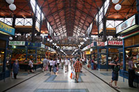 Im Inneren der Markthalle in Budapest