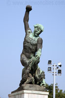 Beeld van het Kwaad aan het Vrijheidsmonument in Boedapest