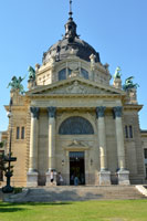 Hoofdingang van de Széchenyi-baden in Boedapest