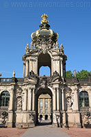 Crown Gate, Zwinger