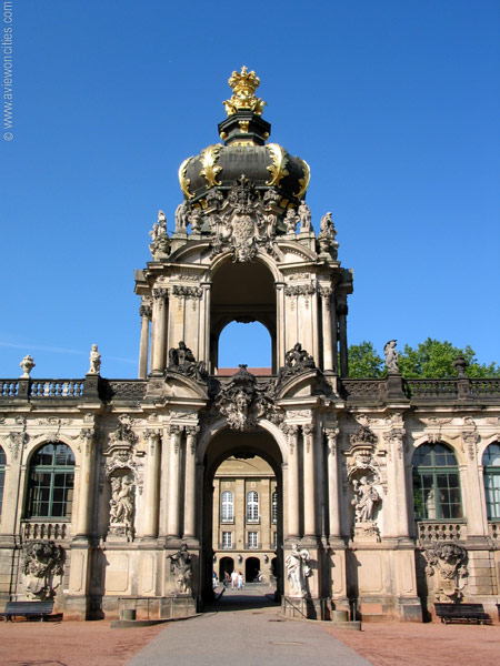 Crown Gate, Zwinger