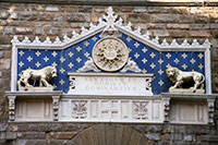 Der Fries über dem Eingang des Palazzo Vecchio in Florenz