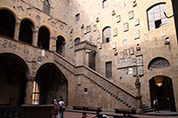 Innenhof des Bargello in Florenz