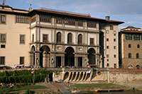 Façade sud des Offices en Florence, Italie