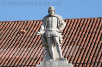 Statue de Gil Vicente sur le Théâtre National à Lisbonne