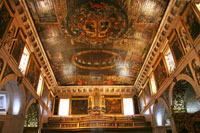 Le plafond en bois peint de l'église Saint-Roch