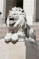 Statue d'un lion, au pied de l'escalier du palais de São Bento