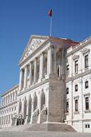 Le portique central de l'édifice du Parlement portugais à Lisbonne
