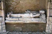Een tombe in de ruïnes van de karmelietenkerk in Lissabon