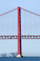 Een van de twee pijlers van de 25st aprilbrug in Lissabon