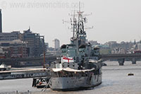 Le HMS Belfast vu depuis le Tower Bridge à Londres