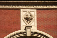 Een mascaron op de gevel van de Royal Albert Hall in Londen