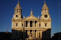 La façade ouest de la Cathédrale St. Paul à Londres