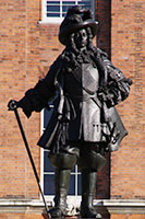 Statue du roi Guillaume III devant le palais de Kensington à Londres