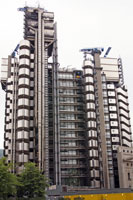Zijaanzicht van het Lloyd's gebouw in Londen
