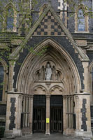 Zijportaal van de kathedraal van Southwark in Londen