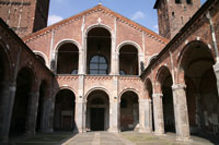 Het atrium van de Sant'Ambrogio kerk in Milaan