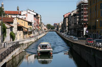 Kanaalboot op het Naviglio Grande kanaal in Milaan