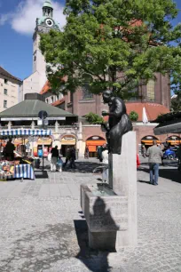 Elise-Aulinger-Brunnen at the Viktualienmarkt in Munich