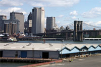 Pier nähe der Brooklyn Bridge