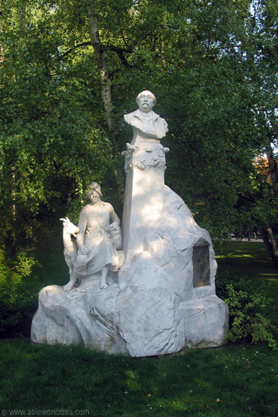 Sculpture in Jardin du Luxembourg