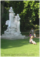 Statue in Parc Monceau