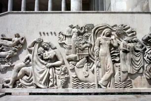 Relief on the facade of the Palais de Tokyo