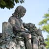 State of a boy and his dog, Père-Lachaise cemetery