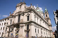 Voorgevel van de St. Nicolaaskerk in de Kleine Zijde in Praag