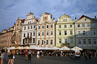 Huizen aan de zuidkant van het Plein Oude Stad in Praag