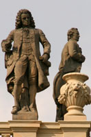 Statuen auf der Oberseite des Rudolfinum in Prag