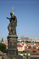 Standbeeld van Johannes de Doper op de Karelsbrug in Praag