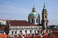 St. Nicolaaskerk, Kleine Zijde, gezien vanaf de Vrtba Tuin in Praag