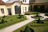 Die untere Terrasse und das Vogelhaus, Vrtba-Garten, Prag