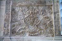 Blumenmotiven auf der Ara Pacis
