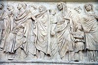 Eine Prozession auf der Ara Pacis in Rom