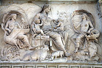 Ara Pacis, Ostseite