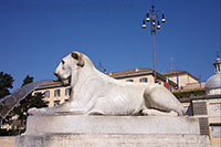 Statue d'un lion égyptien à la Place du Peuple
