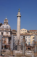 De zuil van Trajanus en de Basilica Ulpia in Rome